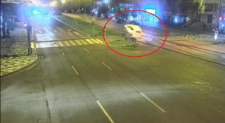 Cursă nebună, filmată în miez de noapte pe străzile din Galați. Mașina s-a înfipt cu viteză într-un scuar