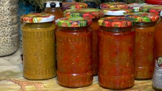 Conservele pentru iarnă și zacusca, mai scumpe și de patru ori față de anul trecut. "N-avem ce să facem, trebuie să consumăm"