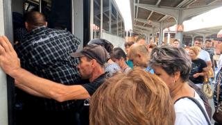 Trenul în care sute de navetişti se înghesuie în condiţii cumplite, aproape sufocaţi. Soluţia găsită de CFR Călători după ancheta Observator