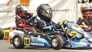 Micuţii împătimiţi ai vitezei se întrec în cea mai mare competiţie de curse cu carturi electrice: ''Îmi place senzaţia de adrenalină''