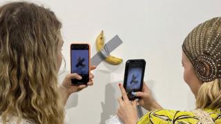 Artistul Maurizio Cattelan, cel care a lipit o banană pe perete, acuzat de plagiat