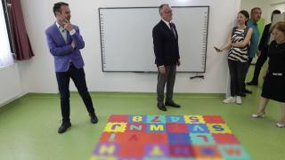 Cîmpeanu şi Negoiță, întâmpinaţi cu un mesaj vulgar, într-o grădiniță. Sloganul de pe covor îi era adresat lui Ponta