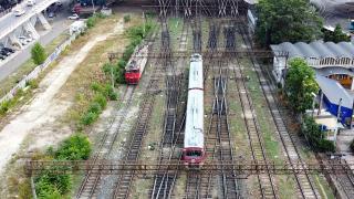 Planul CFR în timp ce călătorii mor de cald: Cumpără trenuri care prind 200 km/h, deşi nu se poate circula pe nicio linie cu asemenea viteză