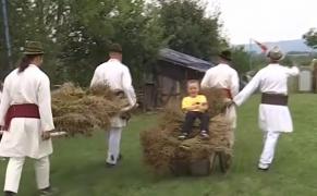 Turiști, "puși la muncă" într-o gospodărie suceveană. Au învățat tehnica tradițională de prelucrare a inului. "Mă simt ca în copilărie"