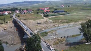 Pod cârpit şi surpat din nou, la un pas să se prăbuşească în timpul lucrărilor de consolidare. "Dacă excavez acolo, pleacă drumul la vale"