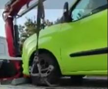 Un şofer din Craiova, scandal uriaş după ce şi-a parcat maşina ilegal. A încercat să-şi dea jos maşina de pe platformă cu forţa