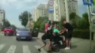 Gest de omenie în Iaşi. Tânăr aflat în scaun cu rotile, ajutat să traverseze strada de trei şoferi care au coborât din maşini, în trafic