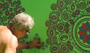 Benoni, bărbatul de 68 de ani fără adăpost care înfrumuseţează Sectorul 3. Trecătorii îi aduc mâncare, haine, dar şi culori cu care să deseneze