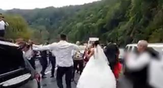 Nuntași blocați în trafic pe Valea Oltului. Mirele, mireasa, zeci de invitaţi, dar şi formaţia de lăutari au încins o horă printre maşini
