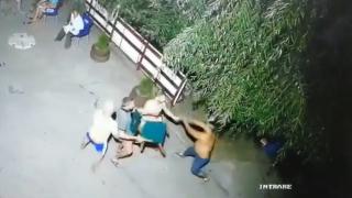 Bătaie cu şipci de gard şi scaune într-un bar din comuna Şelaru. Tânăr, grav rănit după ce a fost lovit cu o ulucă în cap