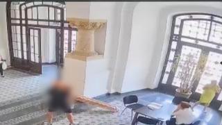 Dosar penal, după ce un copil de 7 ani a fost grav rănit în sediul Primăriei Capitalei, sub privirile îngrozite ale tatălui