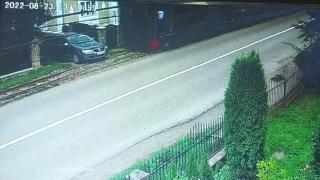 Momentul în care Mocănița Huțulca de la Moldovița deraiază, după impactul cu o mașină. O șoferiță nu s-a asigurat