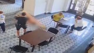 Momentul în care statuia se prăbuşeşte pe copilul grav rănit în Primăria Capitalei. Tatăl este în stare de şoc