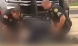 Tânăr arestat, snopit în bătaie de polițiști. Oamenii legii îl trântesc la pământ, apoi îl lovesc cu pumnii și cu picioarele