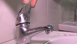 Probleme cu apa potabilă în mai multe localităţi din Braşov:  Bacteriile şi concentraţia de clor, de 200 de ori mai mare decât limita maximă permisă