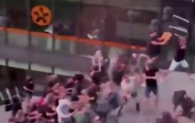 Bătaie ca-n filme, cu scaune, bastoane şi bâte, între suporteri olandezi şi italieni. Scene filmate chiar în faţa unui hotel