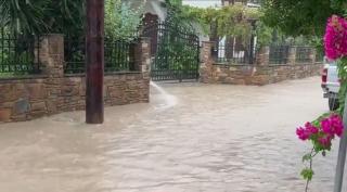 Coşmar pentru turiştii care au ales Grecia ca destinaţie de vacanţă. Ploile torenţiale şi inundaţiile au făcut prăpăd în mai multe zone din ţară