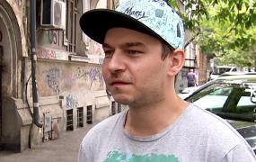 "Atenţie, cade!" Ideea lui Cosmin, un tânăr sătul să se ferească de tencuiala "picată din cer" când se plimbă prin Bucureşti