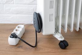 Românii au pornit marea vânătoare de calorifere electrice: vânzările au crescut de 4 ori. "Eficienţa e mai mică, se va vedea în facturile de curent"