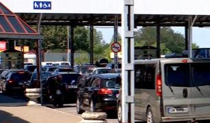 Românii care se întorc la muncă în străinătate au aglomerat vama Petea. Se aşteaptă peste 2 ore