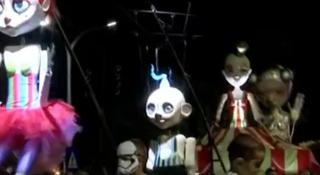 Străzile Craiovei, ocupate de păpuşi uriaşe: "Un an muncim pentru acest spectacol". La festival a participat şi Charlie Ottley, cunoscut pentru documentarul Wild Carpathia