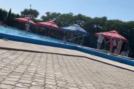 Băiat de 13 ani, între viaţă şi moarte după un salt periculos într-un ştrand din Satu Mare. Copilul, aflat în tabără, a fost scos din apă de salvamar