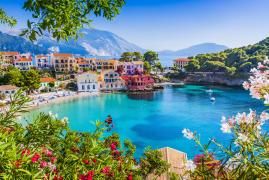 Kefalonia, paradisul din Grecia cu apă ireal de limpede, dealuri cu chiparoși și plaje exotice