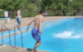 Băiat de 13 ani, în stare critică după ce a sărit în cap la ştrand, în Satu Mare. Joaca nesăbuită l-ar putea costa viaţa. "Și-a revenit, apoi iar a picat în comă"