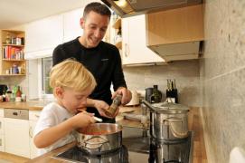 Guvernul a aprobat acordarea concediului paternal la naşterea fiecărui copil, nu numai la primul copil, cum era până acum