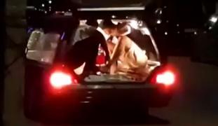 Cu "limuzina" prin oraş. Trei tineri nonconformişti s-au urcat într-un dric şi au pornit prin Videle, în Teleorman, cu muzica la maximum