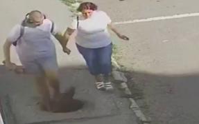 Momentul în care un tânăr de 19 ani cade în canal, chiar lângă mama lui, pe un trotuar-capcană din Sighişoara. "Mergeam ca tot omul..."