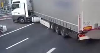 Doi șoferi au rămas fără permis și fără 8.000€, după o manevră "criminală" pe o autostradă din Italia. Unul dintre ei a rămas și fără camion