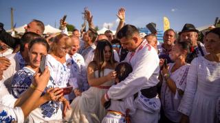 La nunta lui George Simion nu s-a furat mireasa, dar tot s-a făcut o fentă politică. Liderul AUR a vorbit despre alegerile prezidențiale