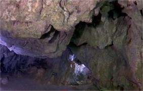 Peştera din România unde, potrivit legendei, locuia zeul dacilor, Zamolxe. Mii de turişti sunt atraşi de misterele locului