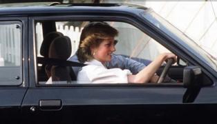 25 de ani de la moartea prinţesei Diana. Mașina condusă de Lady Di în anii ’80, vândută la licitaţie. Cât valorează automobilul