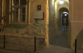 Strada Sforii din Braşov ar putea fi închisă cu gratii pe timpul nopţii. Pereţii monumentului au fost distruşi de cei dornici să lase o amintire