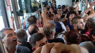 După ce li s-a stricat trenul, CFR a trimis o garnitură plină până la refuz să îi preia. Reacția călătorilor