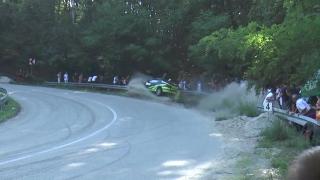 Momentul în care pilotul unei maşini de raliu pierde controlul volanului şi se izbeşte violent de parapeţi. Un spectator a fost dus la spital