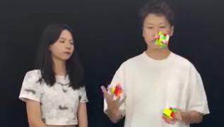 Agilitate demnă de Cartea Recordurilor. Un chinez a rezolvat 3 cuburi Rubik în timp ce jongla cu ele, în doar 3 minute