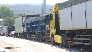 Zeci de TIR-uri blochează intrarea în Iaşi pentru că trec printr-o vamă improvizată. Şoferii sunt cu nervii la pământ, primăria promite de 7 ani că va rezolva situaţia