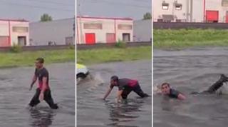 La Mediaș a plouat atât de tare, încât un bărbat a început să înoate pe străzile inundate