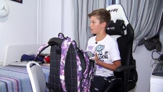 Gata cu radiera și călimara cu cerneală: Cum arată acum ghiozdanul "smart" al unui elev de gimnaziu