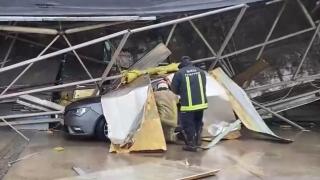 Haos într-o autogară din Turcia. Oameni prinşi ca în capcană, la un pas să fie striviţi de acoperişul smuls de furtună