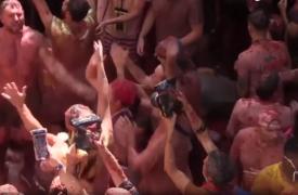 Tomatina, festivalul în care mii de oameni se bat cu roșii, s-a întors după doi ani de pandemie