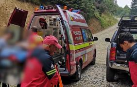 Un bărbat de 59 de ani, care mergea cu treabă prin Moieciu de Sus, a fost atacat cu brutalitate de un urs