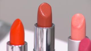 Românii cumpără tot mai multe rujuri şi lenjerie. Ce înseamnă "factorul ruj" şi de ce e un semn clar că primele efecte ale crizei încep să se vadă