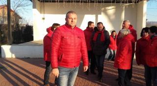 Fostul edil, care s-a sinucis cu propria sa armă de vânătoare, nu mai fusese văzut de vecini de două zile. Doi copii au rămas acum orfani de tată