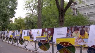 Sute de copii din Bucureşti au aflat că vacanţa li se prelungeşte cu două săptămâni pentru că nu au unde să revină în bănci. Părinţii sunt revoltaţi