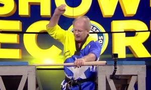 Omul cu "mâini-ciocan" a mai stabilit un record. Câte bâte de baseball a reuşit să rupă într-un minut