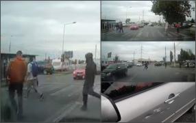 Bătaie între suporteri printre mașini pe o stradă din Galați. Mai mulți indivizi au aruncat cu tot ce le-a căzut în mână